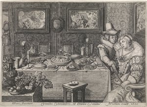 Jong stel zittend aan een weelderig gedekte tafel