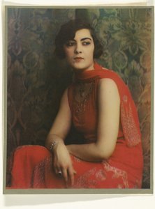 Portret van een vrouw in een rode jurk