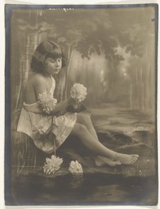 Portret van meisje op blote voeten met bos bloemen in de hand