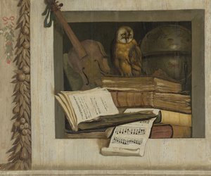 Stilleven met boeken, bladmuziek, viool, hemelglobe en een uil door Jacob van Campen