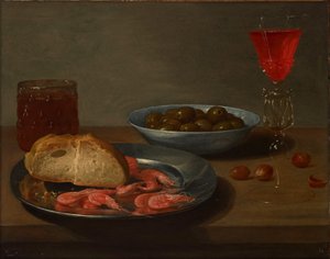 Een bord met garnalen en een broodje, een schaal met olijven, een façon de Venise, een glas bier en amandelen op een tafel