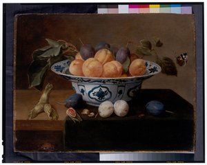 Stilleven van abrikozen en pruimen in een Wan Li-schaal, met kevers en een vlinder op een richel