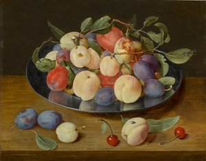 Stilleven van pruimen en perziken op een tinnen bord, met pruimen, een perzik en kersen, alles op een tafel