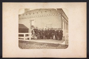 Groepsfoto van de werklieden, 1867-1869 door Jacobus van Gorkom jr.
