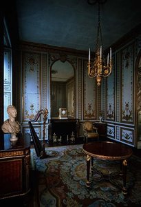 Het kabinet Interieur de la Reine (binnenkamer van de koningin) versierd met wit en goud paneelwerk door Jacques Verberckt
