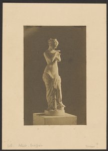 [Standbeeld van vrouw].