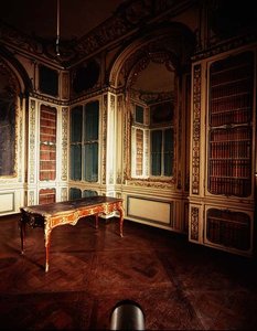De bibliotheek van Lodewijk XV met wit en goud paneelwerk door Jacques Verberckt, ca. 1730s