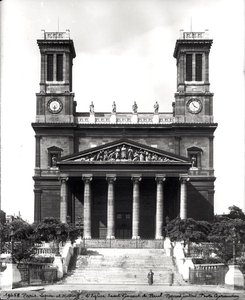 Gevel van de Kerk van St. Vincent de Paul, gebouwd 1824-44 door Jacques Ignace Hittorff