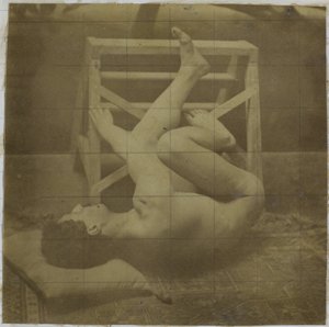 Studie van een mannelijk naaktmodel, liggend met benen tegen trapje omhoog, in het atelier van Jacques de Lalaing door Jacques Lalaing (attributed to)