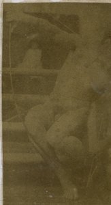 Studie van een mannelijk naaktmodel, zittend op een trapje, van voren gezien met touw en boog op schoot door Jacques Lalaing (attributed to)