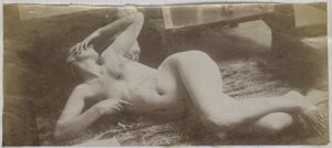 Studie van een vrouwelijk naaktmodel, liggend op een tijgervel, in het atelier van Jacques de Lalaing door Jacques Lalaing (attributed to)