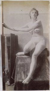 Studie van een vrouwelijk naaktmodel, zittend en van voren gezien, voorstudie voor grafmonument Fernand Scribe op kerkhof van Gent door Jacques Lalaing (attributed to)
