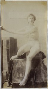 Studie van een vrouwelijk naaktmodel, zittend op podium naast schildersezel en van voren gezien, voorstudie voor grafmonument Fernand Scribe op kerkhof van Gent door Jacques Lalaing (attributed to)