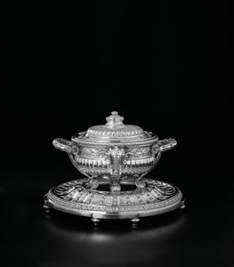 Louis XV soepterrine, deksel en standaard van de Orloff-service