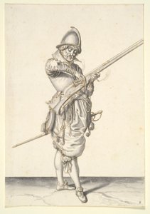 Soldaat die zich voorbereidt om een caliver af te vuren