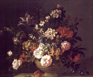 Rozen, tulpen en andere bloemen in een urn op een richel