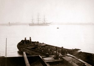 Schuit geladen met vracht, Rotterdam, 1898 door James Batkin