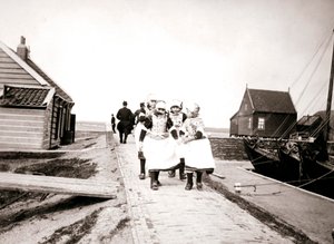 Kinderen op Marken Eiland, Nederland, 1898