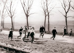 Kinderen rennen langs een kanaal, Monnickendam, Nederland, 1898