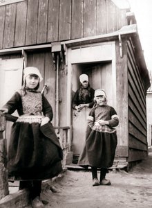 Meisjes in traditionele kleding, Marken, Nederland, 1898