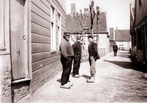 Mannen in traditionele kleding, Broek, Nederland
