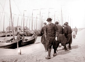 Mannen in traditionele kleding, Marken, Nederland, 1898 door James Batkin