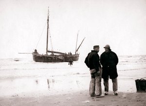 Mannen aan de kust, Scheveningen, Nederland, 1898 door James Batkin