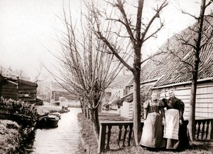 Twee vrouwen aan een kanaaloever, Broek, Nederland, 1898