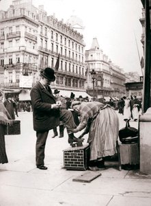 Vrouw die schoenen poetst, Brussel, 1898
