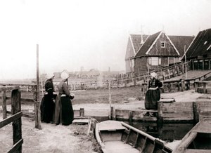 Vrouwen in traditionele kleding, Marken, Nederland, 1898