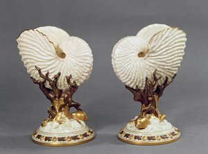 Paar Worcester vazen in de vorm van Nautilusschelpen, 1880