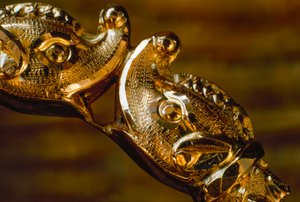 Een handgemaakte gouden armband met twee botsende haaienkoppen. Zuid-Amerika