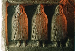 Een reliëfsculptuur die lokale godheden afbeeldt die tegen de kou zijn gehuld. Housesteads Romeins Fort. door James L Stanfield