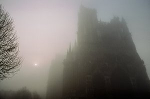 Een uitzicht in de ochtendmist op de Notre-Dame in Amiens. NOTRE-DAME KATHEDRAAL, AMIENS,... door James L Stanfield