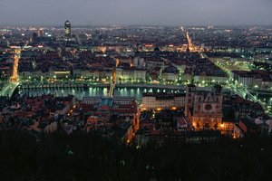 Een uitzicht op Lyon tussen de Pont de la Feuillite, de Pont Bonaparte bij schemering... door James L Stanfield