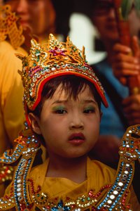 Een jonge aanbidder op het Tabaung-festival. Shwe Dagon Pagoda, Rangoon, Birma