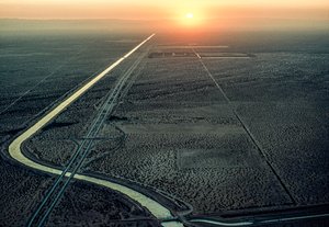 Luchtfoto van het All-American Kanaal bij zonsondergang