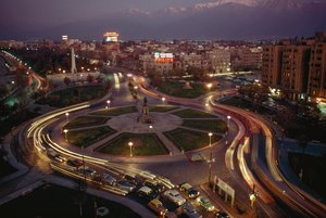 Auto, stadslichten verlichten Plaza Baquedano. Santiago, Chili door James L Stanfield