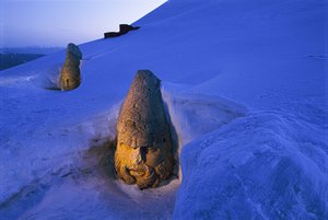 Grafmonumenten van Nemrut Dagi bedekt met sneeuw. Nemrut Dagi, Berg Nemrut, Turkije
