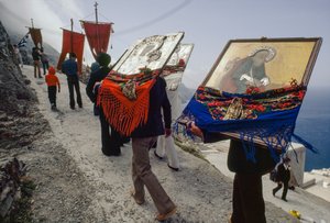 Iconen worden van de hoofdorthodoxe kerk naar de begraafplaats gebracht. Olimbos, Karapt...