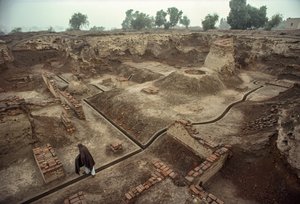 Overzicht van een put gevuld met de resten van bakstenen muren, een bakstenen put. HARAPPA