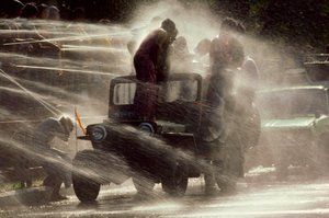 Mensen worden besproeid tijdens het Waterfestival tijdens het boeddhistische nieuwjaar. Mandalay, Birma