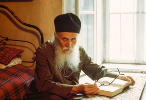Portret van een oosters-orthodoxe priester, lezend. Rila-klooster, Rila, Bulgarije door James L Stanfield