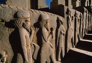 Reliëf bas-reliëfs sculptuur van eerbetuigers met offers bedekken veel van de Pe... door James L Stanfield