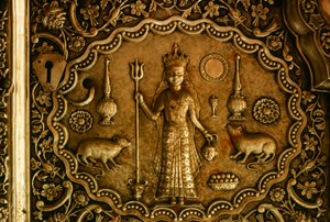 Beeldhouwwerken van ratten flankeren de godin Bhagwati Karniji op een zilveren deur. Deshnoke, Rajasthan door James L Stanfield
