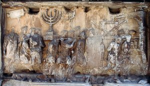 Deel van reliëfsculptuur met Romeinse soldaten die heilige buit wegdragen door James L Stanfield