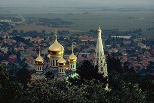 Shipka Memorial Church verheft vergulde koepels boven de vallei. SHIPKA, VALLEI VAN DE door James L Stanfield