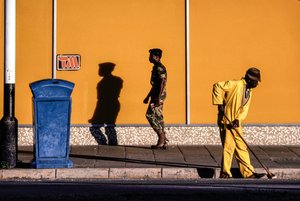 Zuid-Afrikaanse mannen op een straat en stoep in Pretoria, Zuid-Afrika door James L Stanfield