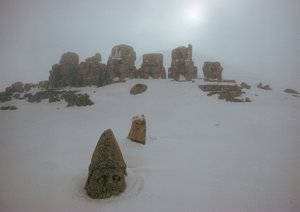 Standbeeld van een god kijkt boven een deken van sneeuw uit bij Nemrud Dagh. Nemrud Dagh, Turkije. door James L Stanfield