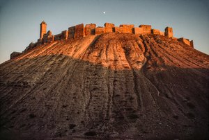 De oude citadel van Aleppo blijft bestaan op een heuvel. Aleppo, Syrië door James L Stanfield